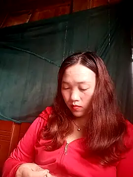 Snapshot of miumiu_00 chatting on 12/05/25, 04:10 miumiu 00 online show from 12/05/25, 04:10