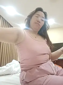 Snapshot of miumiu_00 chatting on 12/16/25, 10:48 miumiu 00 online show from 12/16/25, 10:48