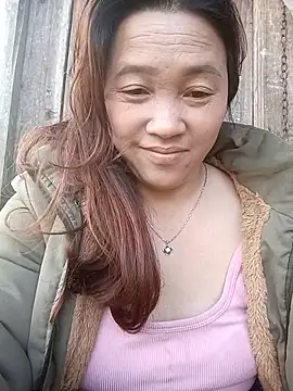 Snapshot of miumiu_00 chatting on 12/19/25, 02:29 miumiu 00 online show from 12/19/25, 02:29