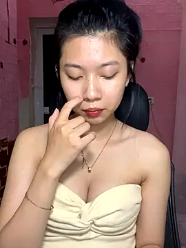 Snapshot of Phthao chatting on 10/31/25, 02:18 Phthao online show from 10/31/25, 02:18