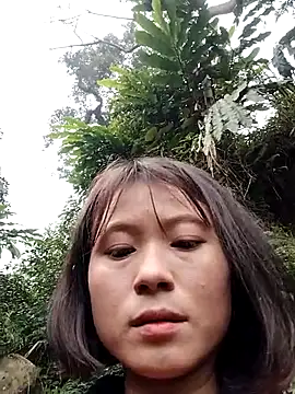Snapshot of linda_bae00 chatting on 12/17/25, 01:00 linda bae00 online show from 12/17/25, 01:00