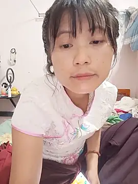 Snapshot of linda_bae00 chatting on 05/25/26, 12:11 linda bae00 online show from 05/25/26, 12:11
