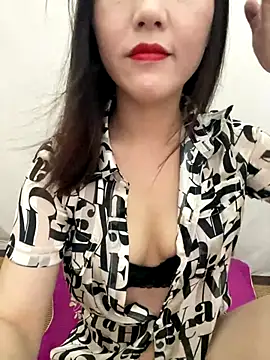 Snapshot of Dieknr chatting on 10/18/25, 12:57 Dieknr online show from 10/18/25, 12:57