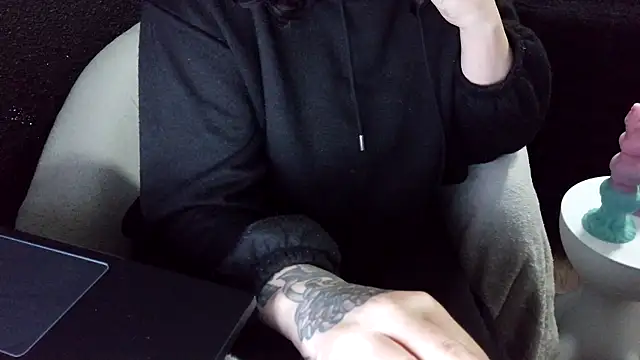 Snapshot of fetishslut4u chatting on 10/17/25, 01:25 fetishslut4u online show from 10/17/25, 01:25