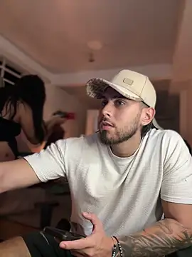 Snapshot of Tomas_Olivia chatting on 12/17/25, 06:08 Tomas Olivia online show from 12/17/25, 06:08