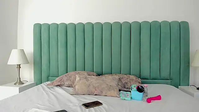 Snapshot of EmilyHanks_ chatting on 11/18/25, 10:47 EmilyHanks online show from 11/18/25, 10:47