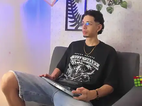 Snapshot of nicolai_drake chatting on 10/19/25, 07:58 nicolai drake online show from 10/19/25, 07:58