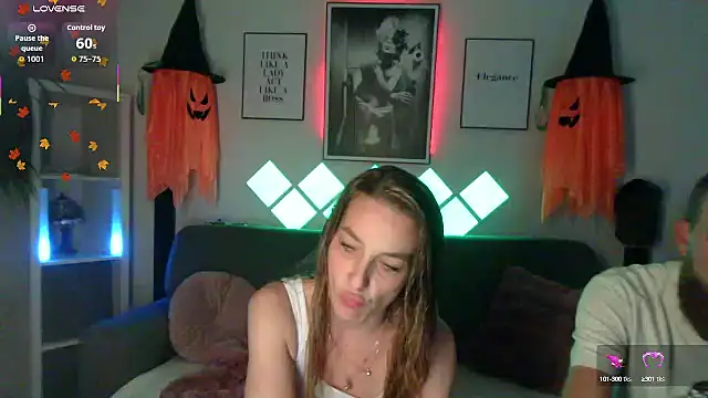 Snapshot of XBellaXundXUweX chatting on 10/14/25, 07:03 XBellaXundXUweX online show from 10/14/25, 07:03