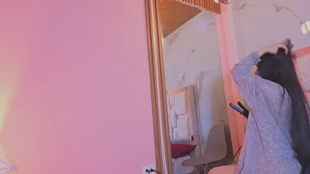 Snapshot of Aria_Bennett1 chatting on 11/30/25, 11:47 Aria Bennett1 online show from 11/30/25, 11:47