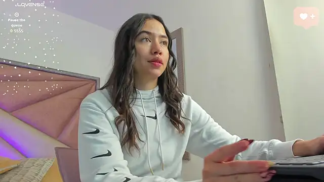 SaraWagner  online show from 06/09/26, 12:00