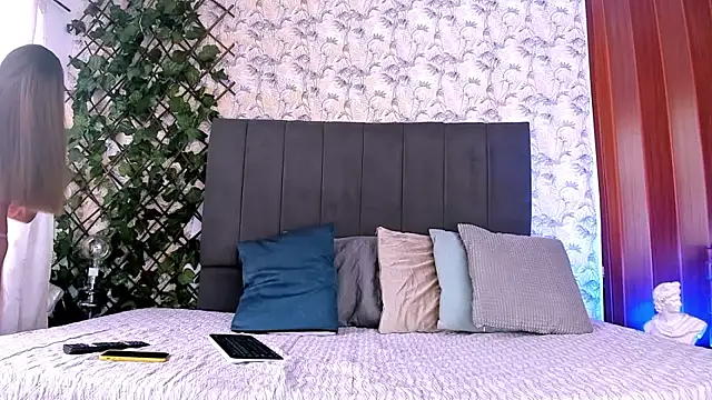 window to wonderland1 online show from 09/17/25, 06:20