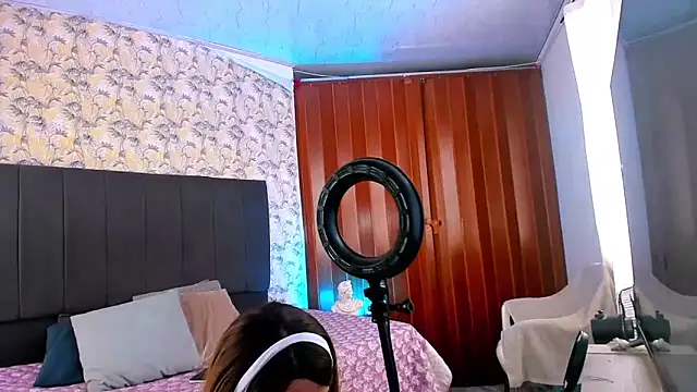 window to wonderland1 online show from 09/30/25, 06:46