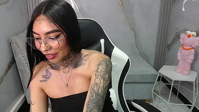 Snapshot of Ashley_Blum_v chatting on 10/01/25, 08:04 Ashley Blum v online show from 10/01/25, 08:04