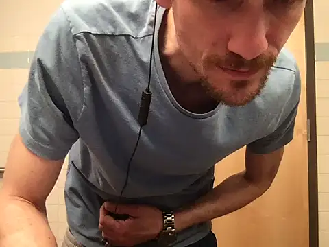 Snapshot of handyman7766 chatting on 01/05/25, 03:34 handyman7766 online show from 01/05/25, 03:34