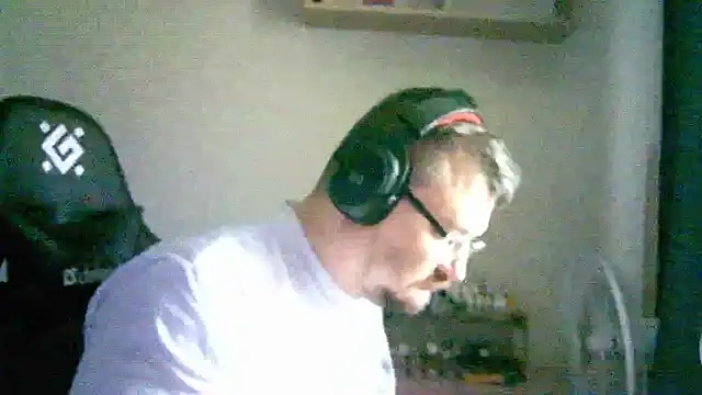 Snapshot of SirAbuser chatting on 09/17/25, 05:53 SirAbuser online show from 09/17/25, 05:53