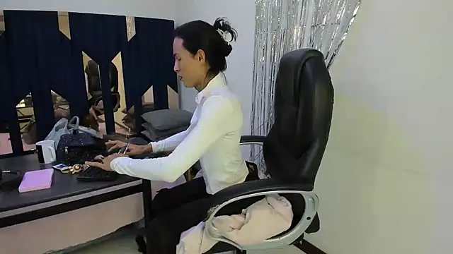 Aisha hotts777 online show from 06/04/26, 08:26