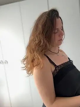 TenderLaGlamor online show from 10/16/25, 11:11