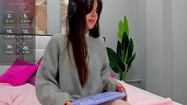 CloveDia online show from 10/05/25, 05:06