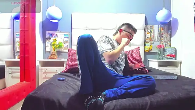 Max Walker3 online show from 10/28/25, 02:42