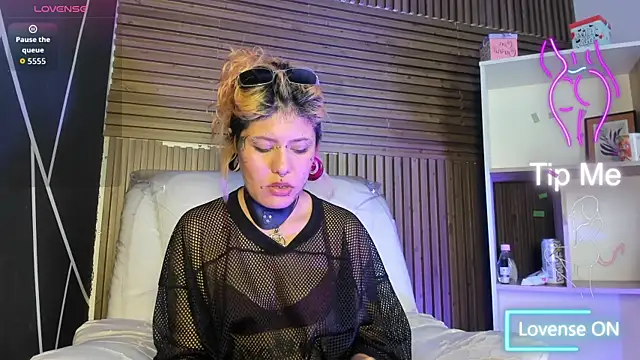 Snapshot of MistressMariam_ chatting on 11/19/25, 08:20 MistressMariam online show from 11/19/25, 08:20