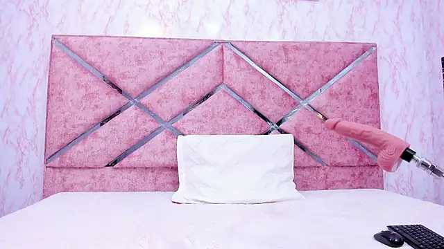 Snapshot of HOT_EMIILY_ chatting on 10/18/25, 11:44 HOT EMIILY online show from 10/18/25, 11:44