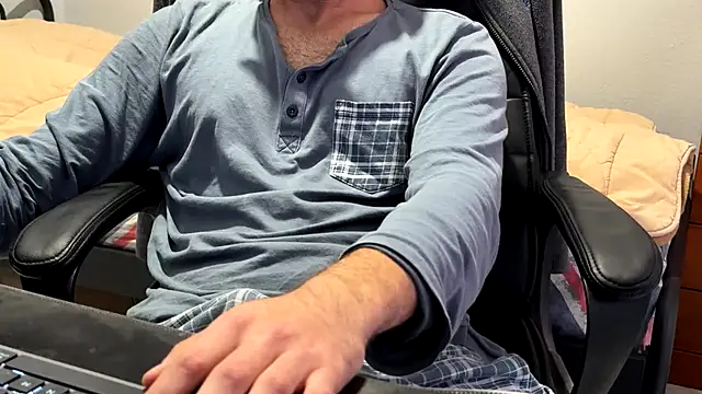 Snapshot of Uncutboy24 chatting on 10/28/25, 09:35 Uncutboy24 online show from 10/28/25, 09:35