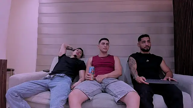 Snapshot of mike_friends chatting on 11/27/25, 12:56 mike friends online show from 11/27/25, 12:56