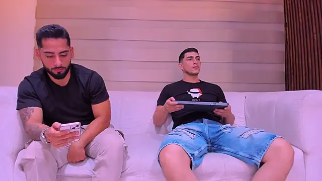 Snapshot of mike_friends chatting on 12/15/25, 12:59 mike friends online show from 12/15/25, 12:59