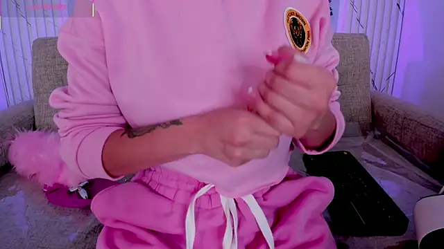 Snapshot of chloegils_ chatting on 10/17/25, 02:30 chloegils  online show from 10/17/25, 02:30