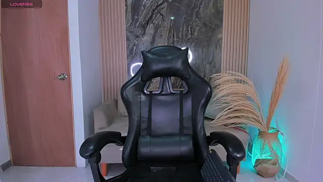 Snapshot of chloegils_ chatting on 10/24/25, 01:18 chloegils  online show from 10/24/25, 01:18