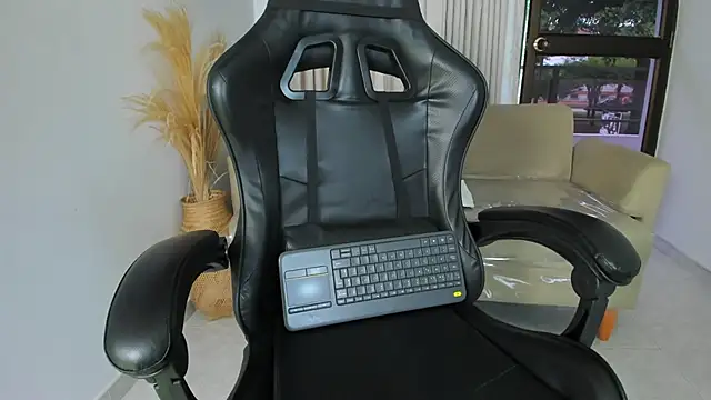 Snapshot of chloegils_ chatting on 10/29/25, 12:51 chloegils  online show from 10/29/25, 12:51