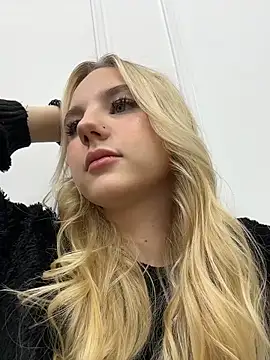 Sky Cutie online show from 11/27/25, 04:25