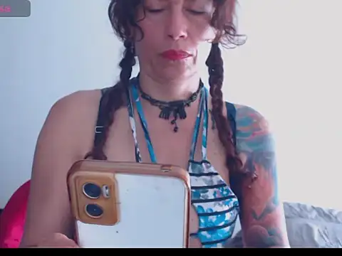 Snapshot of fenix_colette chatting on 09/21/25, 02:19 fenix colette online show from 09/21/25, 02:19