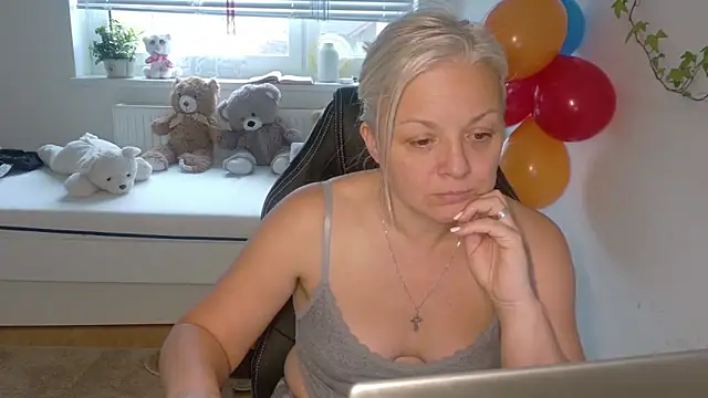 Snapshot of Linsy_Kim chatting on 12/14/25, 09:03 Linsy Kim online show from 12/14/25, 09:03