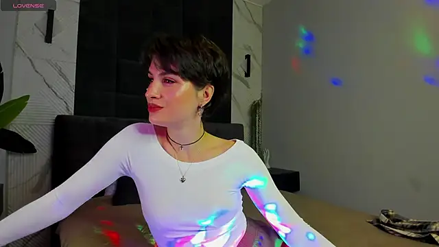 Adeline Perle online show from 09/24/25, 12:03