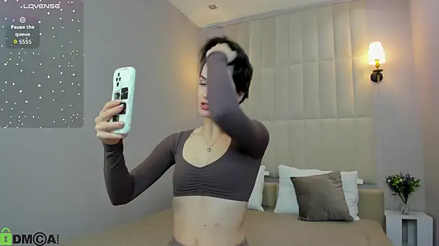 Adeline Perle online show from 09/25/25, 12:03