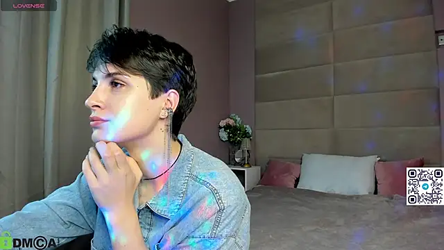 Adeline Perle online show from 10/17/25, 01:53