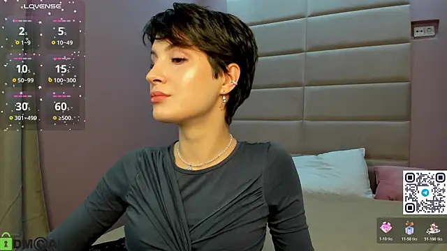 Adeline Perle online show from 11/17/25, 01:11