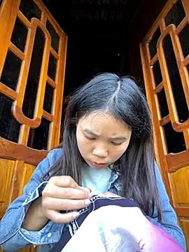 Snapshot of Ngoc-bbi chatting on 11/23/25, 12:54 Ngoc-bbi online show from 11/23/25, 12:54