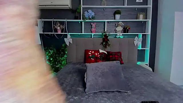 Snapshot of SabrinaSharm chatting on 12/18/25, 01:06 SabrinaSharm online show from 12/18/25, 01:06