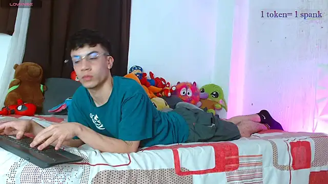 Snapshot of aaronjames1 chatting on 12/02/25, 10:16 aaronjames1 online show from 12/02/25, 10:16