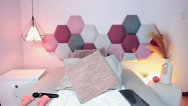 OliviaCooper  online show from 10/04/25, 12:25