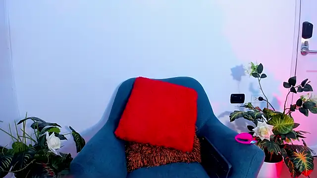 Snapshot of MilenaCrown chatting on 11/03/25, 08:32 MilenaCrown online show from 11/03/25, 08:32