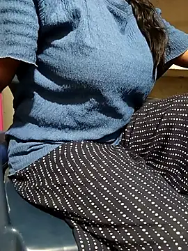 Snapshot of Aaradhya_Sharma chatting on 12/18/25, 09:04 Aaradhya Sharma online show from 12/18/25, 09:04