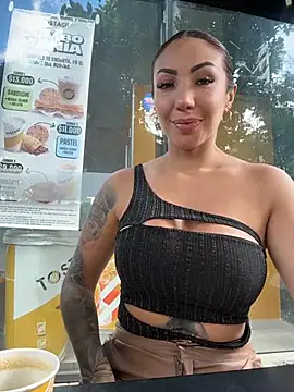 Snapshot of Sarahlove_90 chatting on 10/14/25, 04:19 Sarahlove 90 online show from 10/14/25, 04:19