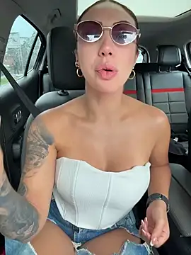 Snapshot of Sarahlove_90 chatting on 10/15/25, 08:31 Sarahlove 90 online show from 10/15/25, 08:31