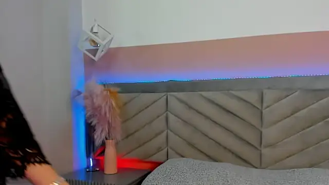 molly zanderbond  online show from 10/18/25, 03:09