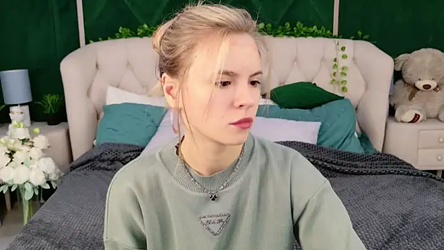 Snapshot of KiaraRolls chatting on 10/17/25, 09:50 KiaraRolls online show from 10/17/25, 09:50