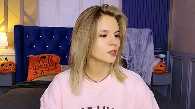 Snapshot of KiaraRolls chatting on 10/18/25, 09:04 KiaraRolls online show from 10/18/25, 09:04