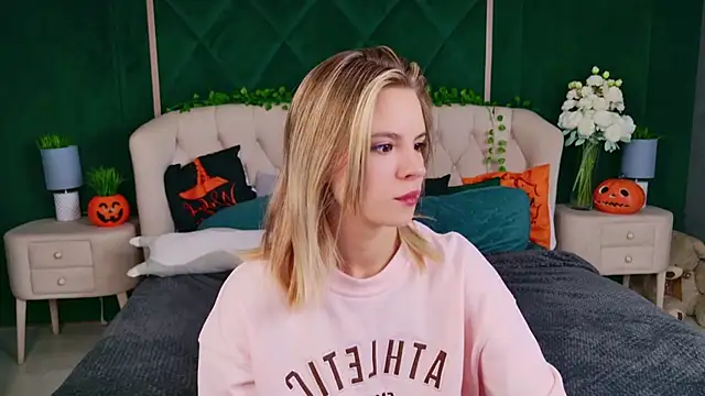 Snapshot of KiaraRolls chatting on 10/26/25, 09:10 KiaraRolls online show from 10/26/25, 09:10